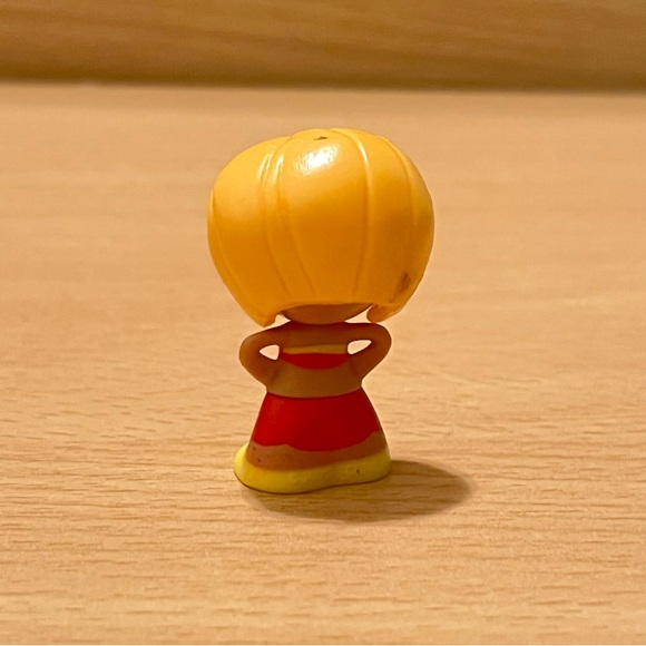 RARE Gift ‘Ems Girl Figure Spain Latina W Blonde Bob Hair Haircut Red and Yellow - Picture 2 of 4